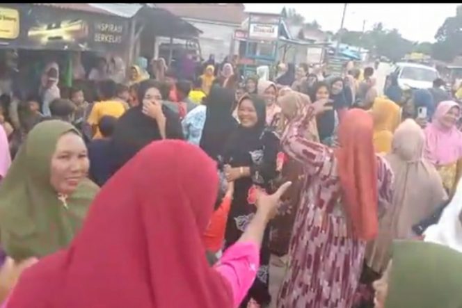 
					Hebat, Ratusan Omak – Omak Kepung Rumah Bandar Narkoba Desa Tabuyung