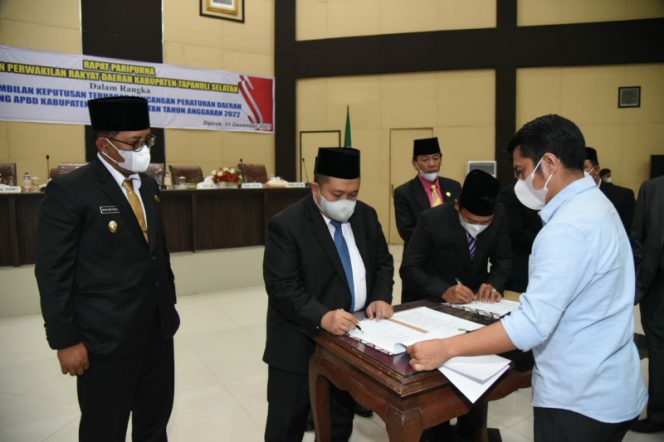 
					Sidang Paripurna DPRD Sahkan Ranperda APBD Tapsel 2022