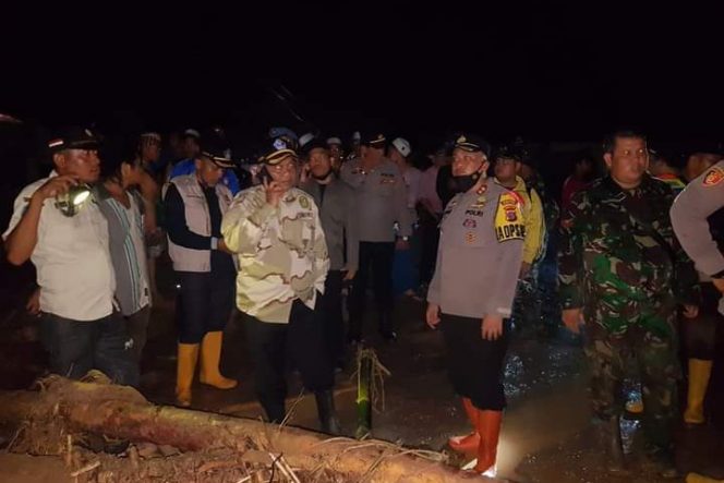 
					Plt Bupati Palas Tinjau Korban Banjir di Kecamatan Batang Lubu Sutam