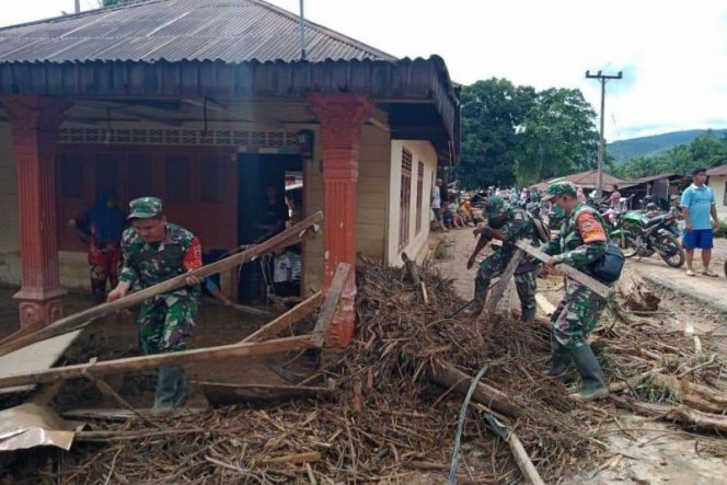 
					Bantu Penanganan Banjir, Kodim 0212/Tapsel Kerahkan Personil
