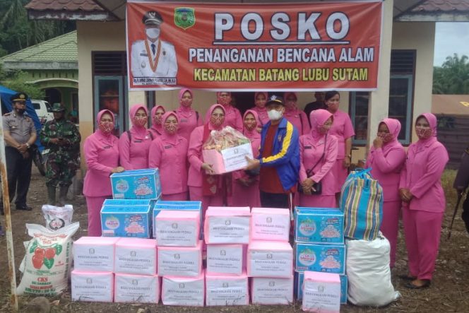 
					Ketua Bhayangkari Palas Serahkan Bantuan Sembako Bagi Warga Terdampak Banjir