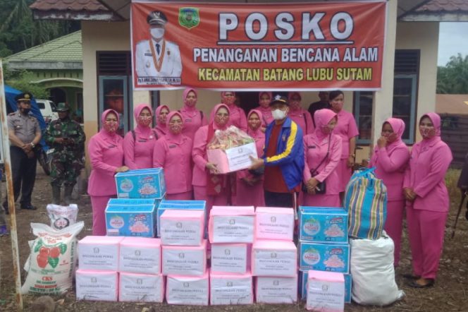 
					Ketua Bhayangkari Palas Bantu Korban Banjir