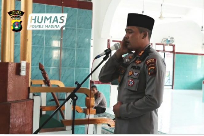 
					Kapolres Madina Kumandang Azan di Masjid Raya Nurul Huda, Siabu