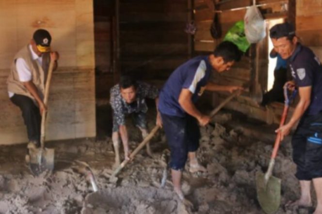 
					Plt Bupati Palas Turunkan ASN dan Honor Bersihkan Material Lumpur Pasca Banjir