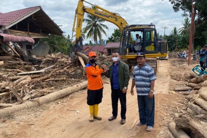 
					PT. SLL dan SRL Turunkan Alat Berat Bantu Bersihkan Sisan Banjir di Kecamatan Batang Lubu Sutam