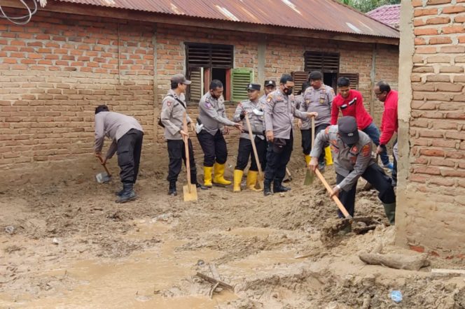 
					TNI-Polri, ASN, swasta, Relawan saat turun tangan bersihkan sisa sisa banjir bandang