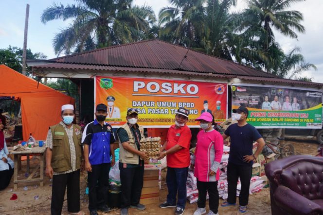 
					Mantan Camat Sosa Timur Bantu Korban Banjir Padang Lawas