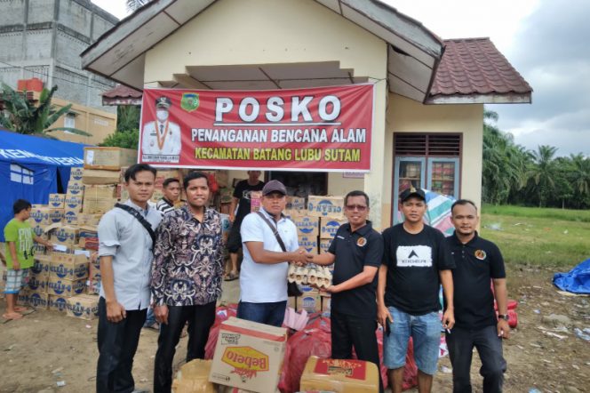 
					Penuhi Gizi Korban Banjir, KOAR Palas Serahkan 100 Kg Daging Ayam Potong
