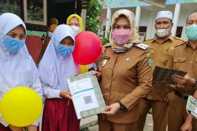 
					Wabup Tinjau Kegiatan Vaksin Anak di SD 088 Sipolu-polu, Aqila : Saya Sudah Vaksin