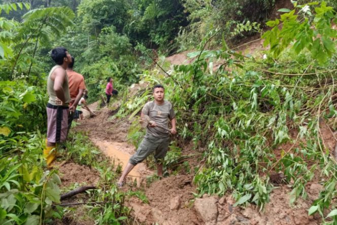
					Warga Aek Mata Gotong – royong Bersihkan Material Longsor Yang Tutupi Jalan Utama Desa