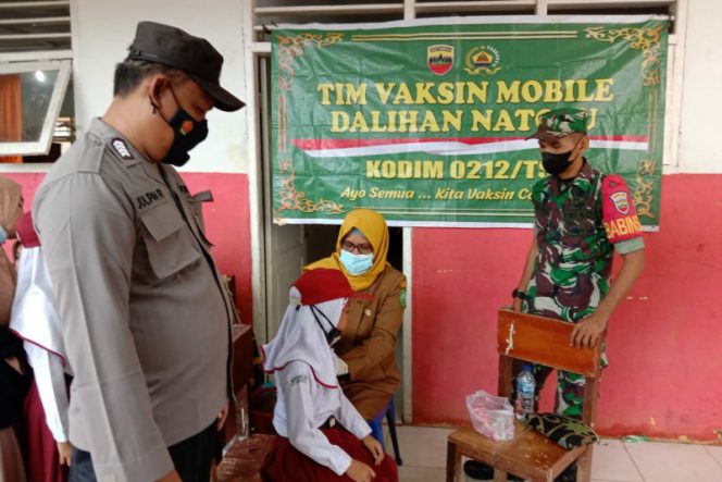 
					412 Pelajar SD Negeri 321 dan 327 Sinunukan Mendapatkan Vaksin Anak