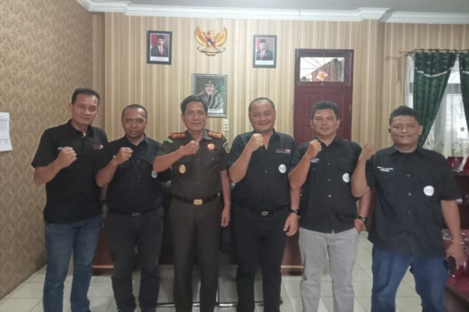 
					Madina Pos Bersilaturahmi Dengan Kajari, Minta Dukungan Isi Rubrik Hukum