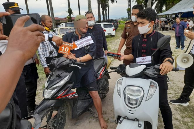 
					Polisi Gelar Reka Ulang Kasus Pembunuhan Pemilik Counter HP di Sosa