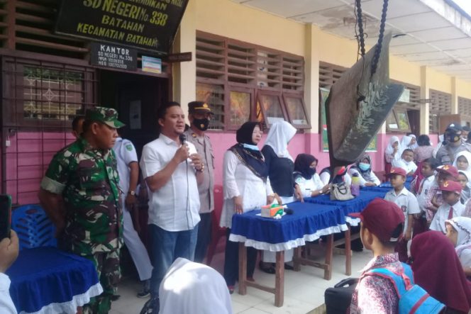 
					Di Batahan, Orang Tua Murid Dampingi Anaknya Saat Di Vaksin