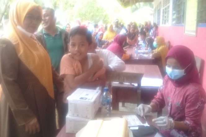 
					Ada Hadiahnya, Siswa SDN 350 Batahan Rebutan di Vaksin