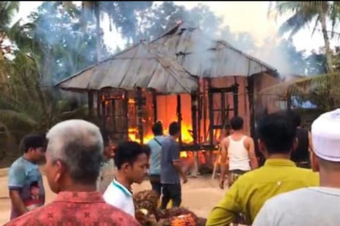 
					Satu Unit Rumah Papan di Desa Manggis Sutam Hangus Terbakar