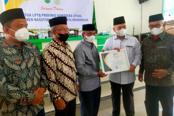 
					Plt Bupati Palas Terima Penghargaan Dari LPTQ Sumut