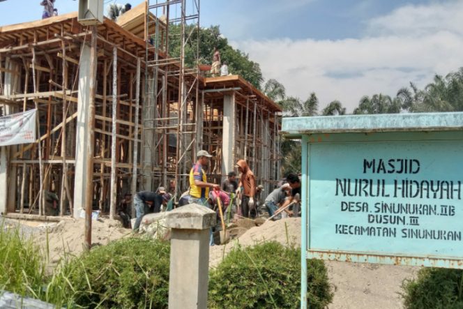 
					Warga Dusun 3 Sinunukan II Tunjukkan Semangat Gotong – royong Membangun Mesjid