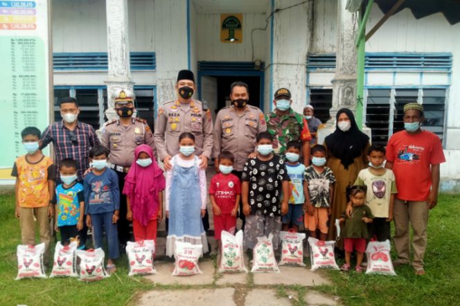 
					Kapolres Madina Memberikan Bantuan Sembako Kepada Anak Yatim/Piatu Di Desa Tabuyung