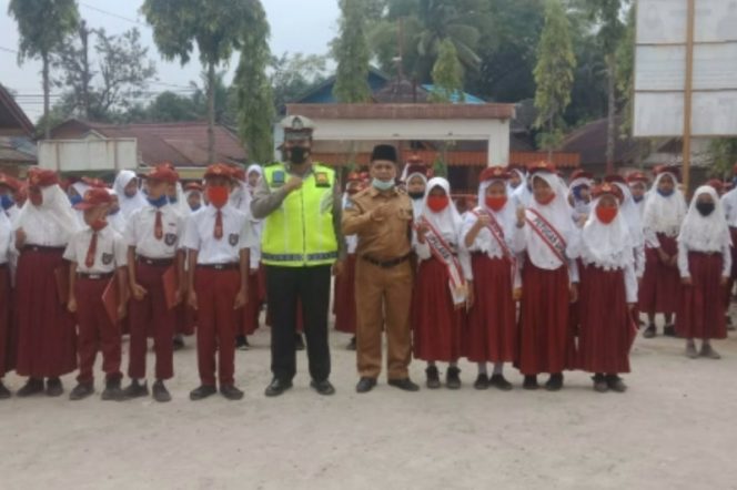 
					Aipda. Julham Efendi Ajari Siswa SD 0104 Sibuhuan Patuhi Aturan Lalu Lintas