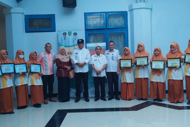 
					Penyerahan Piagam Penghargaan Kepada Peserta Peraih Medali Perak Dan Perunggu Pada Event Indonesia Inventors (IID) Tahun 2021 Denpasar, Bali. Waspada/Ali Anhar Harahap