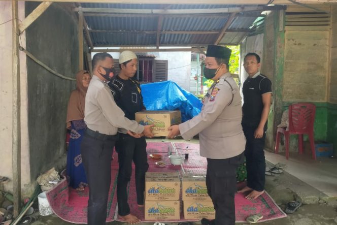 
					Ucapkan Belasungkawa, Kapolsek Batang Natal Serahkan Bantuan Untuk Keluarga Alm. Arhan