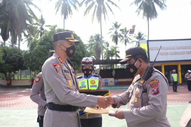 
					Kapolres Madina Serahkan Piagam Penghargaan Kepada Kapolsek Batang Natal Atas Dedikasinya Gerakkan Vaksin