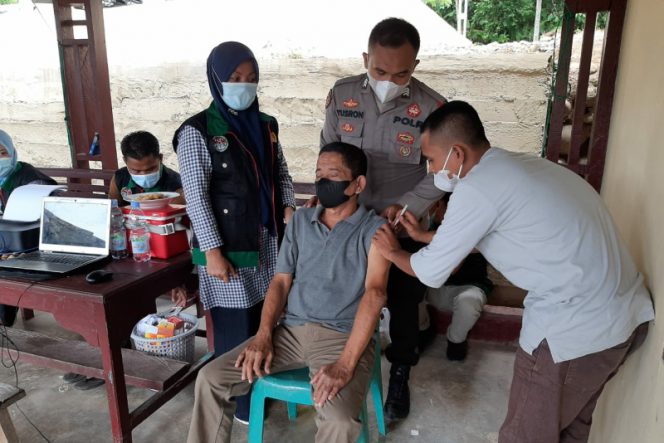 
					Mapolsek Lingga Bayu Laksanakan Vaksinasi III – Boster