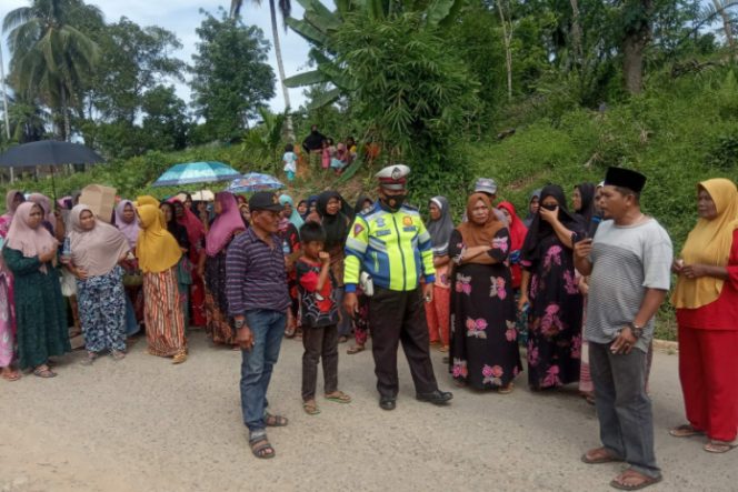 
					Anggota KUD Rimbo Tuo Kelurahan Tapus Demo, Jalan Diblokir Omak – Omak