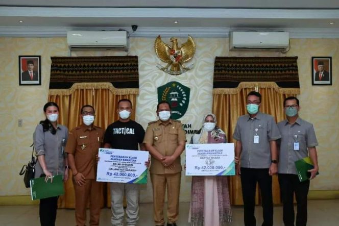
					Walikota Padangsidempuan Serahkan Klaim Santunan Kematian Jamsostek Kepada Ahli Waris