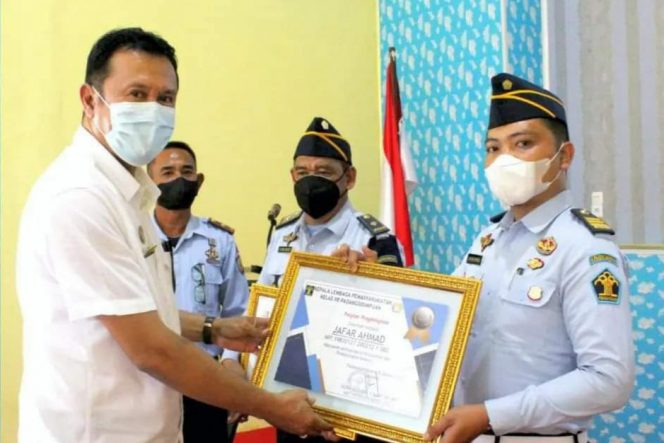 
					Kakanwil Kemenkumham Sumut Beri Penghargaan 2 Petugas Lapas Kelas IIB Padangsidimpuan