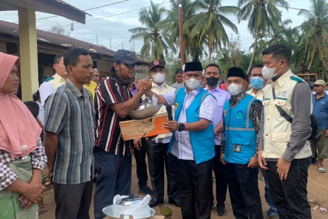 
					Plt Bupati Terima Bantuan Dari YBM PLN Untuk Korban Banjir Palas