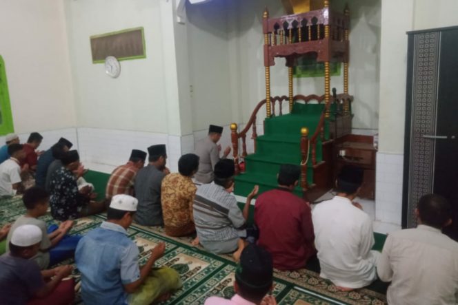 
					Kapolres Madina Jadi Imam Sholat Magrib Di Mesjid Al – Islamiah Desa Simangambat TB