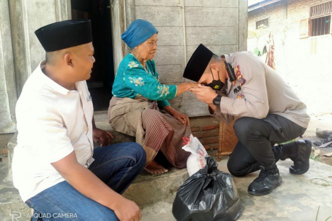 
					Kapolres Madina Salurkan Donasi Sedekah Dari Personil Buat Lima Nenek Jompo