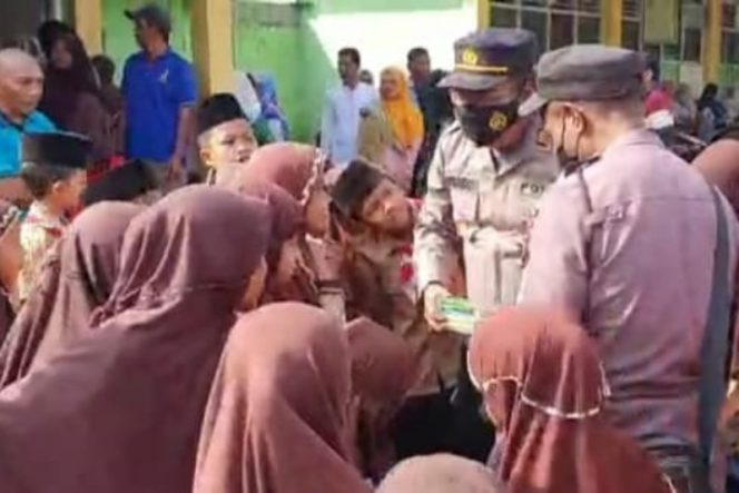 
					Gebyar Vaksinasi Anak, Usai Vaksin Siswa MIN Sibuhuan Dapat Hadiah Buku dan Pulpen