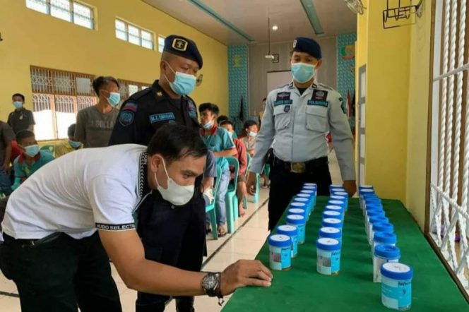 
					Satopspatnal Lapas Kelas IIB Padangsidimpuan Laksanakan Tes Urine Bagi WBP