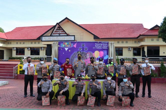 
					Kapolres Madina Berikan Surprise, 20 Anggota Berulang Tahun di Januari 2022