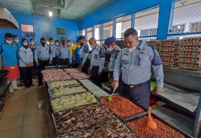 
					Jamin Kualitas Makanan WBP, Satopspatnal dan Kalapas Padangsidempuan Kontrol Dapur Lapas