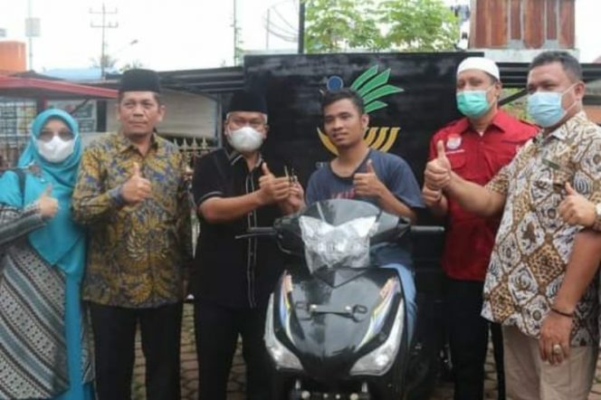 
					Plt. Bupati Palas Serahkan Bantuan Dari Kemensos Untuk Penyandang Disabilitas