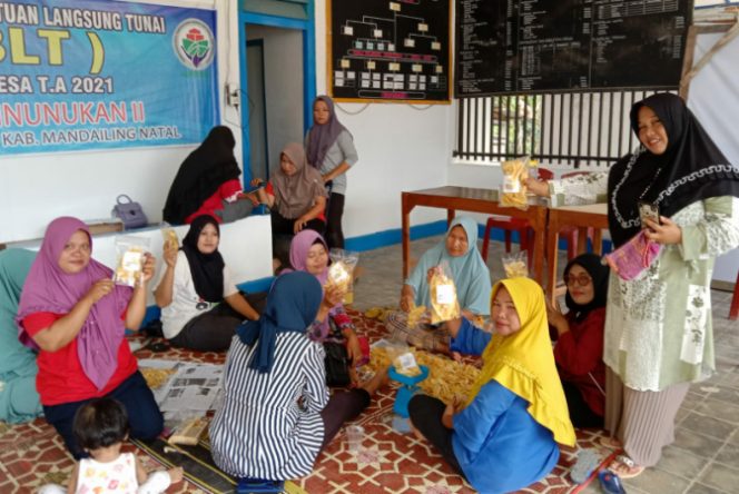 
					Bangkitkan Kewirausahaan, PKK Surya Desa Sinunukan II Pasarkan Kripik Pisang