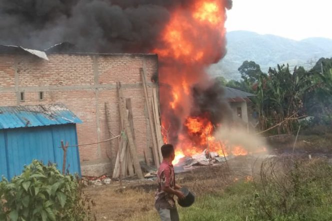 
					Depot dan Gudang Minyak Eceran Terbakar, Sambar 3 Unit Rumah Warga Huraba