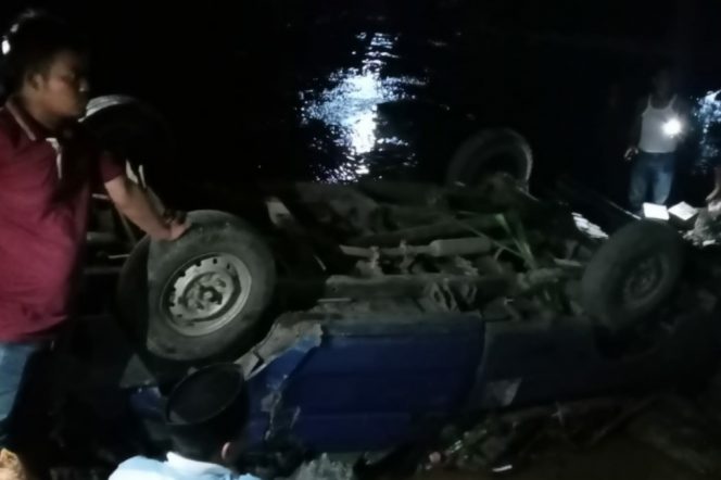 
					Lepas Kendali, Mobil Pick Up Kampas Terjun Ke Sungai Batang Natal