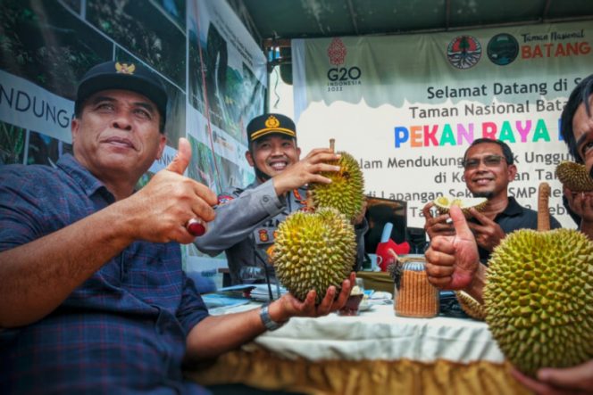 
					Bupati Madina Buka Pekan Raya Durian Dan Produk Unggulan Kecamatan Tambangan