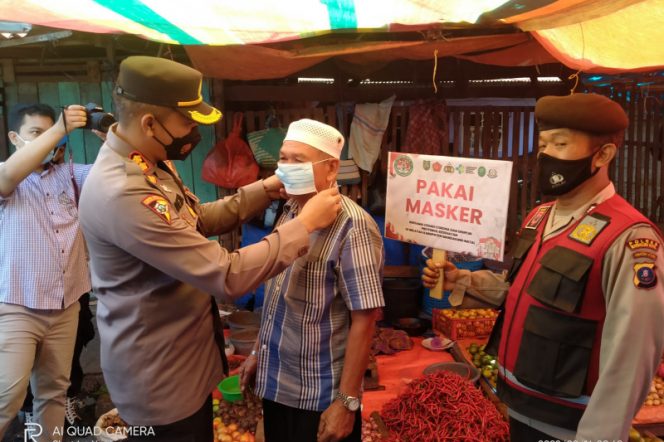 
					Kapolres Bagikan 4000 Picis Masker Pada Pedagang dan Warga