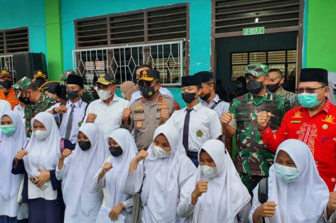 
					Kejar Vaksin Lansia dan Pelajar, Kapolda Sumut dan Forkopimda Datangi Pulau Nias