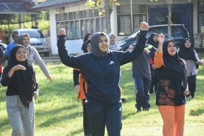
					Wakil Bupati Atika Azmi Utammi Dan ASN Pemkab Madina Ikuti Senam Bersama