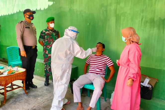 
					Briptu C.H. Habibi dan Babinsa Bersinergi Tracing 15 Warga Kontak Erat Dengan Pasien Positif Covid -19