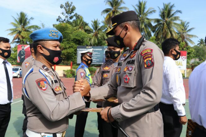 
					Kapolres Berikan Penghargaan Dan Reward 17 Personil Polres Madina Yang Berprestasi