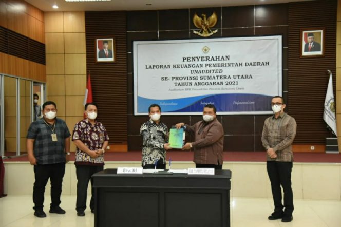
					Bupati Tapsel Serahkan LKPD Unaudited 2021 Ke BPK RI, Lebih Cepat 37 Hari