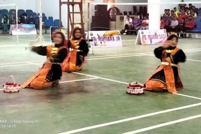 
					Tarian Etnik SMA 3 Panyabungan Meriahkan Pembukaan Tournament Bulu Tangkis Madina Cup I Tahun 2022